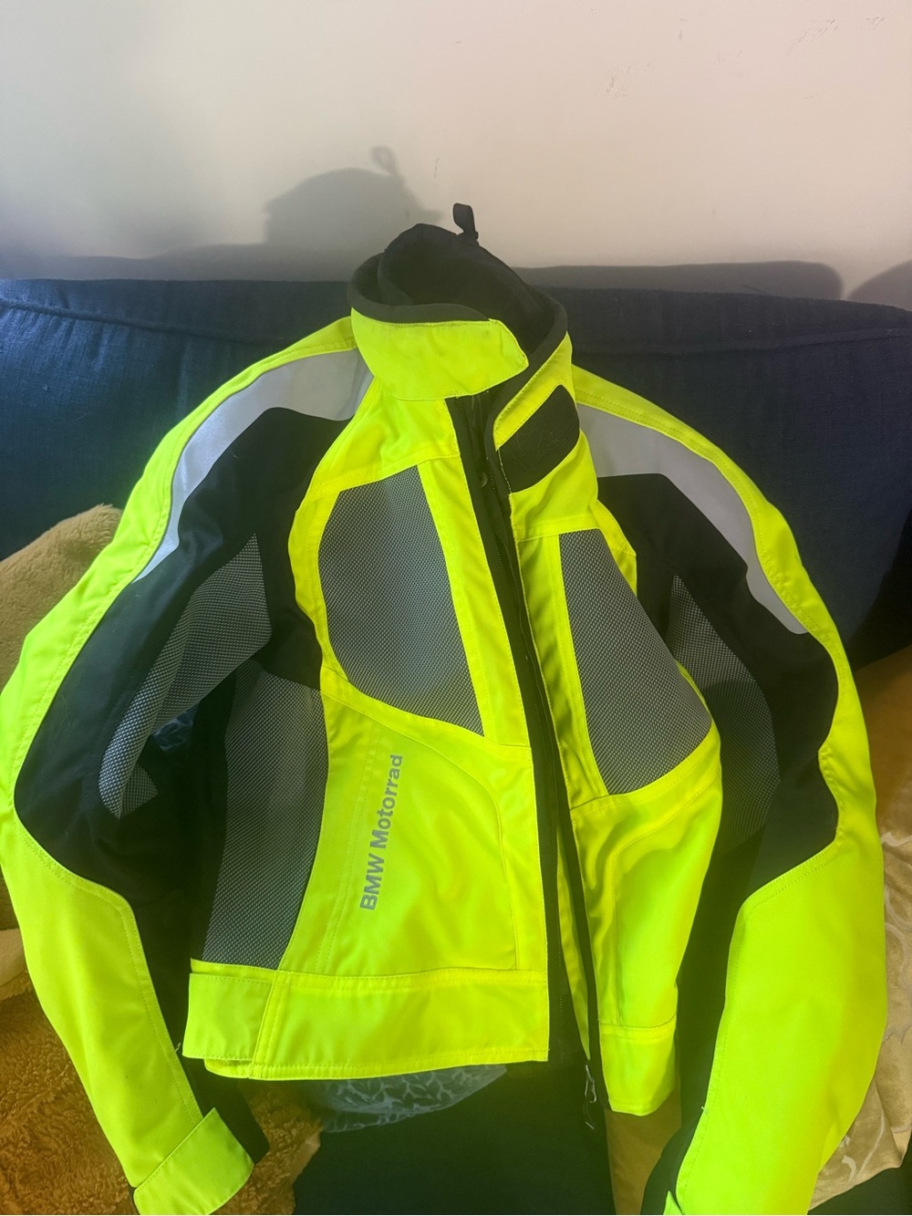 Size small mens bmw jacket with padding